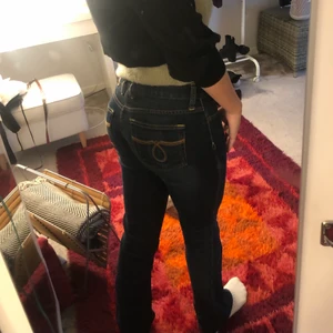 Lucky Brand Jeans - Sjukt snygg low waisted Lucky Brand jeans i Boot cut. Sitter hur bra som helst och är väldigt sköna och stretchiga. Köpte dem i USA för många år sedan och dem passar mig som har 36/S. Passar jätte bra till höga stövlar nu i höst<3