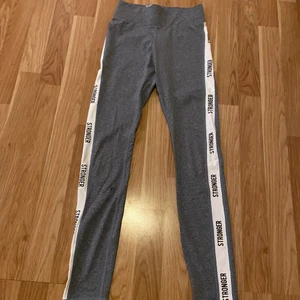 Stronger tights - Stronger tights, aldrig använda, finns inte längre kvar på hemsidan, köpte för 799 säljer för 200kr + frakt. De är grå blå i färgen.