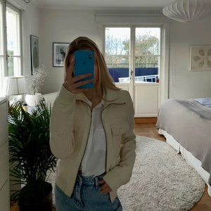 ONLY Jacka - Beige jacka från ONLY i storlek XS. Väldigt varm trots att den inte är så tjock. Säljer för 80kr.🌸