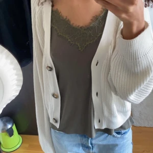 Kofta🤍 - Vit kofta från monki. Den är använd men i fint skick🥰