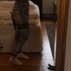 Stronger tights  - Ett par jätte fina stronger byxor i ormskinns mönster, köpta för 799kr men säljer för 120kr💞 (storlek XS)