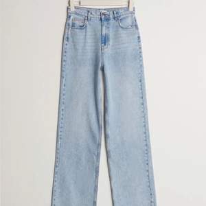 Supersnygga jeans från ginatricot! Jeansen är i bra skick och har inga defekter. Nypris är 599kr💕