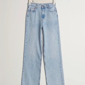 Gina Tricot jeans - Supersnygga jeans från ginatricot! Jeansen är i bra skick och har inga defekter. Nypris är 599kr💕