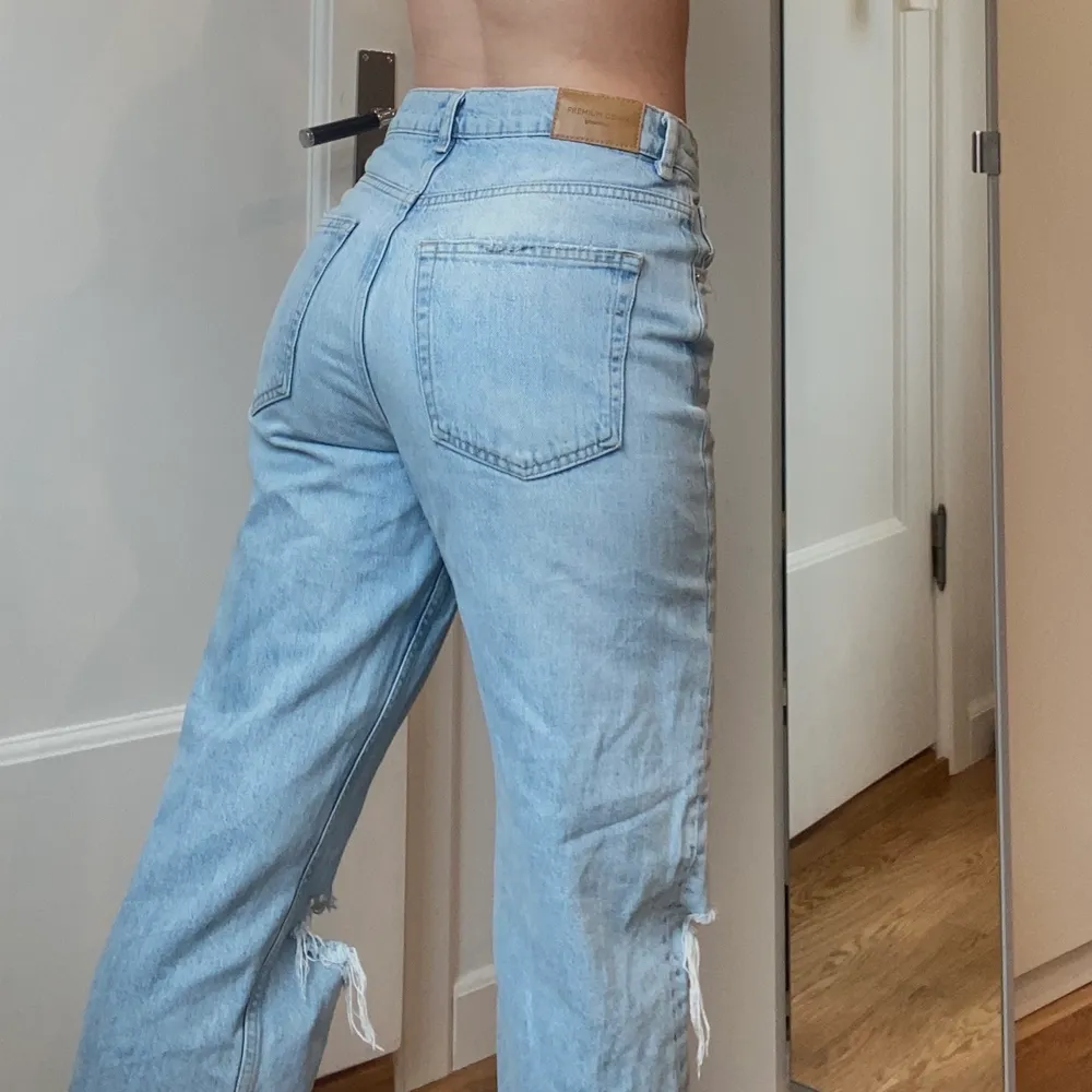 Skit snygga jeans från Gina tricot! I storlek 36. Inte använda jätte mycket. Nypris: 499kr. Jeans & Byxor.