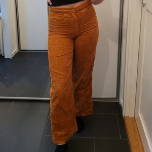 Manchesterbyxor, strl 36 - Orange bruna manchesterbyxor från weekday 🧡🤎 