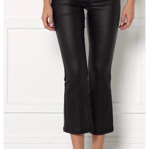 Strl 38 svarta flare byxor - Helt oanvända från bubbelroom, lapparna sitter kvar. Passade inte mig. 