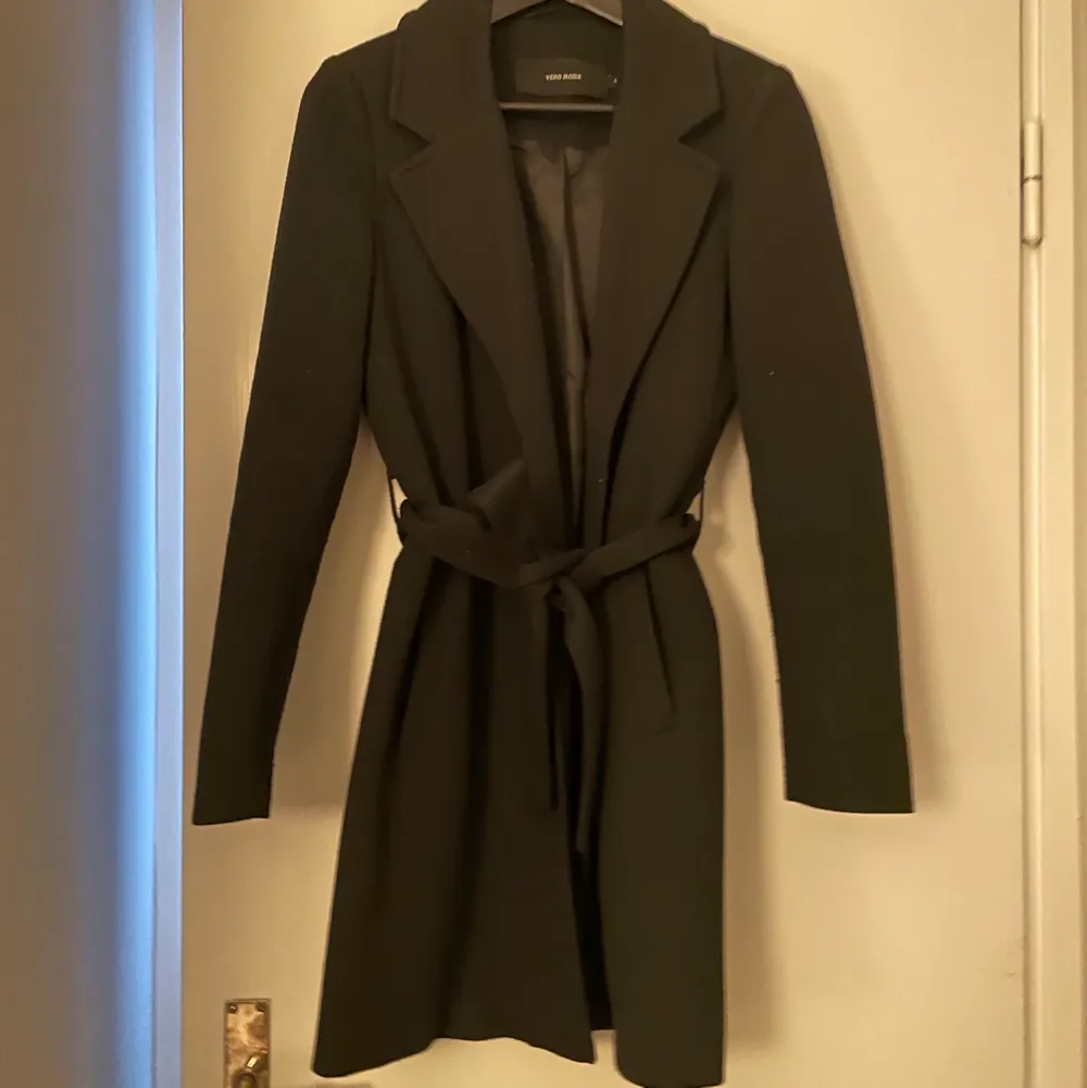 Säljer min svarta kappa ifrån Vero moda i storlek S. Använd högst 3 gånger så den är i väldigt bra skick. Köparen står för frakten. Jackor.