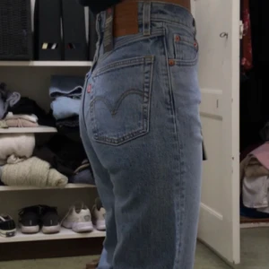 Levis Ribcage - 👖Äkta Levis köpta i nyskick.  W23 L27.  Nypris 1200kr, mitt pris 450kr  Superfint skick utan slitage👖  🌱MÅTT: Ytterben 96cm, Innerben 68cm, Midja tvärs över 30cm, Skrev-Midja 25 cm🌱