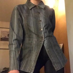Jeansjacka - Supersnygg unik jeansjacka med ränder, köpt i vintagebutik. Storlek M. Frakt tillkommer 💫