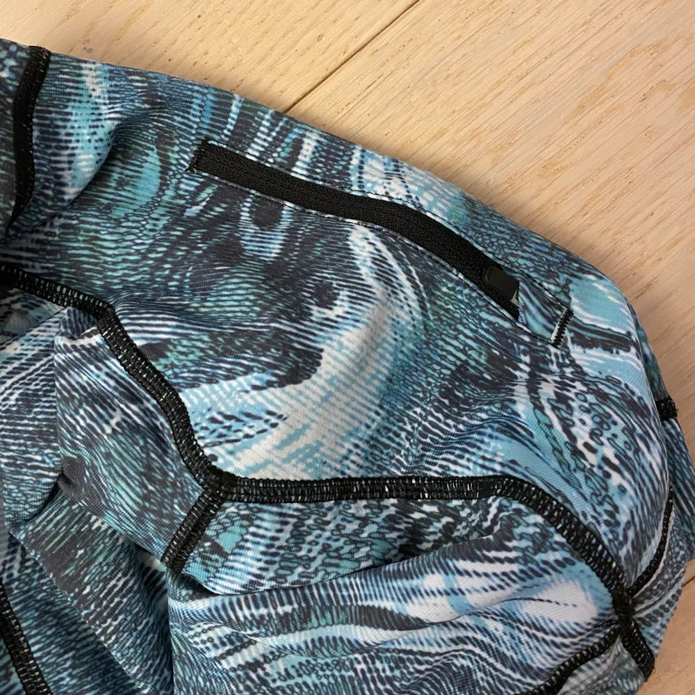 Fina better bodies tränings tights. Storlek S men passar XS lika bra. Säljes eftersom de inte kommer till användning. Tightsen har en ficka baktill där man kan förvara gymkort, nyckel till lås etc. Kan mötas upp samt skicka byxorna. . Farkut & Housut.
