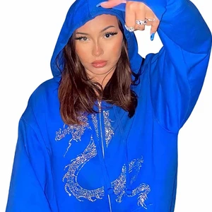 Rhinestone hoodie - En jätte fin Rhinestone hoodie med en tryck som ska föreställa en drake! Fick hem idag, men väljer att sälja då jag har liknande! Inte använd och lappen sitter kvar!💗BUD:550kr köp direkt för 700kr!