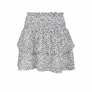 Kjol - Säljer min väldigt populära kjol ifrån Chelsea som är köpt i Göteborg förra året. Den är i storlek s men kan även passa en M. Den är i nyskick och väldigt stretchig. NYPRIS: 499 och säljer för 120+ frakt❤️ skicka privat vid intresse och även vid frågor!! 