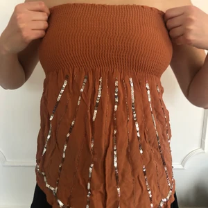 y2k orange topp stl 34 - modellen har storlek 36/38 i överdel och är 174 cm lång. TOPPENS STORLEK är 34. 💕 den är stretchy och passar flera storlekar. möts upp i stockholm eller fraktar. *köpare står för frakt och swishar innan plagget skickas. 👾💌