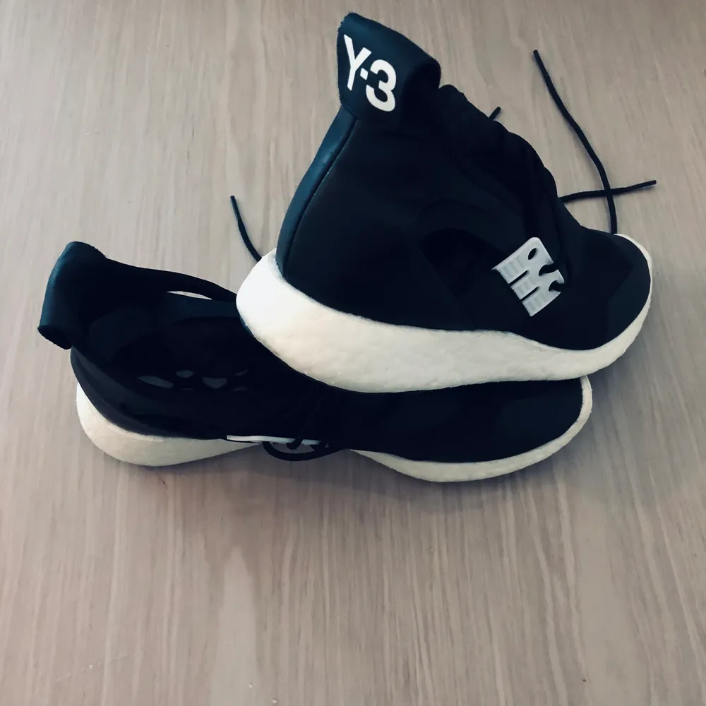 Fynda Y-3 sneakers 🤍 lätta och välgjorda, ny pris 4048:- . Skor.