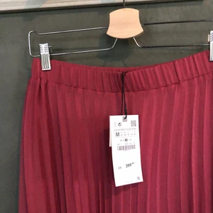 Zara draperad kjol - En otroligt vacker kjol från Zara. Aldrig använd. Fin mörkrosa färg. Perfekt nu till hösten 🍂🍁