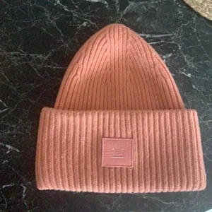 Acnemössa - Säljer min rosa acnemössa då den inte kommer till användning💗 köptes här på Plick förra vintern. Den är för liten och passar inte till min jacka då jag köpt en röd. Pris kan diskuteras men köparen står för frakten💗
