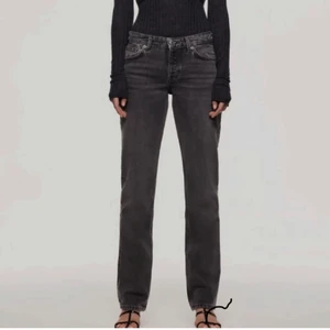 Svarta mid jeans från zara - Dom snygga svarta mid zara jeansen i storlek 34. Använt 1 gång men jag tyckte dom var för små och därför säljer jag dom. Jeansen är i mycket bra skick. Dom är den längre modellen men dom är klippta längst ner för att få en snyggare kant. Jag har klippt som så dom passar 170 och kortare (om man vill att jeansen ska gå över hälen/till backen. Skulle kunna tänka mig att byta till samma jeans eller som gråa till storlek 36 (om dom är i bra skick).