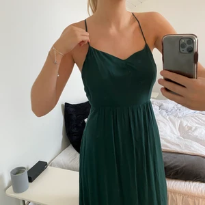 Grön Balklänning med fin rygg!  - Säljer min gamla balklänningar köpt från NAKD! Perfekt om man ska ta examen eller studenten till sommaren💕 klänningen sitter väldigt bra och är justerbar i axelbanden. Använd endast en gång och är köpt för ca 800kr! Klänningen är lång på mig som är 170 så passar bra med klackar eller om man är längre, annars kan man sy upp den!😁 Skriv om ni vilse fler bilder💕