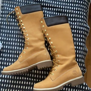 Timberland 14-Inch Premium - kängor  - Höga timberland kängor i färgen Wheat. Storlek 37.5 i begagnat nyskick. Nypris 1999kr , säljes för 600 kr