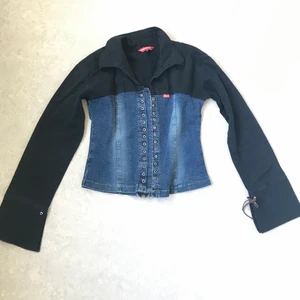 Korsett top miss sixty - Skitsnygg korsett top med skjortkrage från miss sixty. Korsetten saknar snöre där fram som ni kan se, men det är lätt att fixa fram ett snyggt snöre hehe :) köpte denna seond hand och har aldrig använt, ända negative är att den luntar lite rök (den var så när jag köpte den), men det går nog att få bort!! 💫