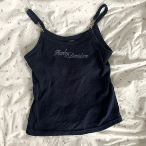 harley linne - äkta harley davidson linne med coola kedje-detaljer! köpt här på plick, använd kanske 1-2 ggr. köpare står för frakt på 24 kr ❤️❤️