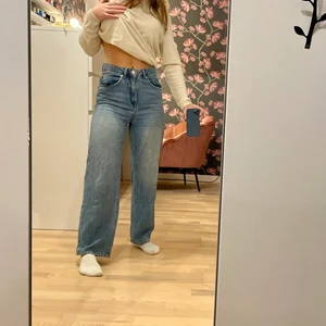 Raka jeans - Säljer dessa favvojeans från Na-kd p.g.a. att jag har ett nästan identiskt par. Storlek: 36 Inköpspris: 499kr 💙💙 Säljer för 100kr exkl. frakt