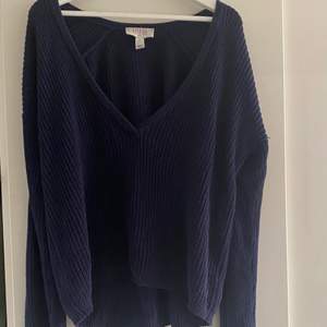 Mysig och lite oversized stickad tröja från NA-KD, från Josefin Ekströms kollektion. Den är i storlek S men passar båda större och mindre. Den är i bra skick, skriv om fler bilder önskas!💞