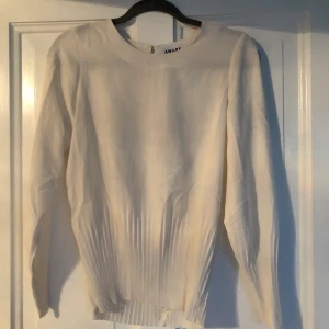 Blus strl S - Vit blus i storlek S från Vero Moda. Använd ett fåtal gånger.