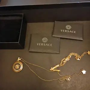 Hej ! Säljer mina versace smycken använt ett fåtal gånger. Mycket fint skick! Hör av er vid frågor ❤ kan tänka mig att byta mot något annat också 