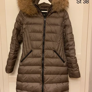 rockandblue jacka st 38 - Knappt andvänd vinterjacka med äkta päls, passar en storlek S .