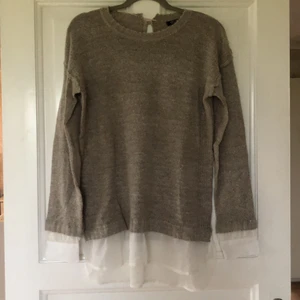 Stickad blus  - Stickad blus storlek S. Jättefin, ser ut som att man har en skjorta under och en stickad tröja över.