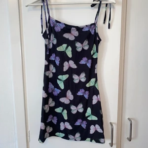 Pretty little thing klänning  - Gullig klänning med fjärilar från Pretty little thing. Storlek 36