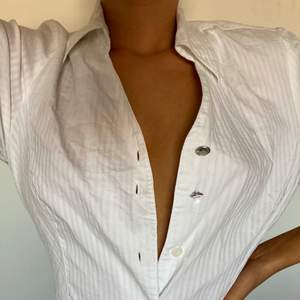 En superfin skjorta / blus i ett luftigare material, & har en drömmig passform. 🥰