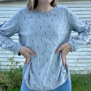 Tjocktröja  - Jätte fin grå tjocktröja, säljer då den är lite för stor för mig!