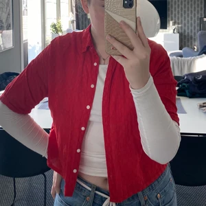 Röd t-shirt skjorta - T-shirt skjorta från Lee, röd med ett prickigt ish mönster i tyget. Sparsamt använd, köpt på Lee i Italien.