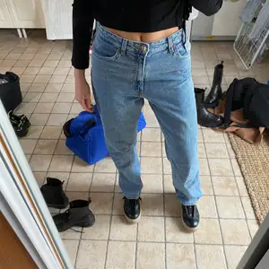 Jeans från Monki. Långa i benen. Sitter jättebra. Jag är 1,72