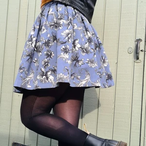 Monki blommig kjol strl 38 - Gullig kjol med blommigt och blått motiv i "ballerina-stuk". Mycket pösig och unik 💫  👉 Storlek 38, men sitter mer som än small än en medium. 👉 Stängs med dragkedja och knapp. 👉 Köpt begagnad men aldrig använt själv.     Nyskick!   Läs profil för detaljer om köp och tveka inte att ställa frågor 💕