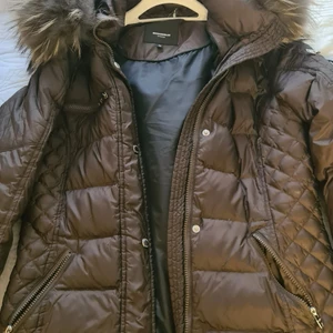 Rock and blue vinterjacka  - Säljer min vinterjacka pågrund av att storleken inte passar för mig. Den är köpt för 1 år sen och bara använd ett par gånger. Den är helt äkta och Den har äkta päls. Den är köpt för 3500.