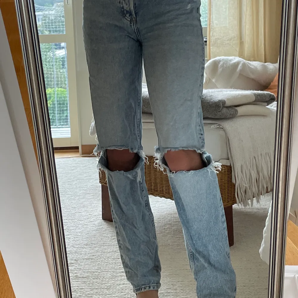 Jättefina jeans liknande bla gina 90s high waisted & zaras, använda men i bra skick ❤️ strl XS ish. Jeans & Byxor.