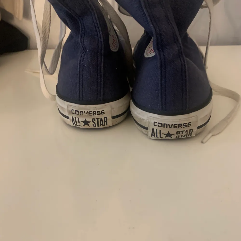 Säljer min blå Converse i storlek 40. Skorna är i bra skick men vissa tecken på användning finns. Hör av dig vid intresse💕. Skor.