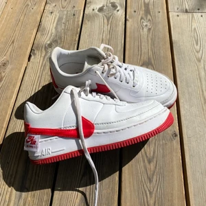 Nike Jester white university red - Nike Air Force 1 Jester,  Supersnygga skor men som knappt är använda så de är i bra skick storlek: EU40 US8,5