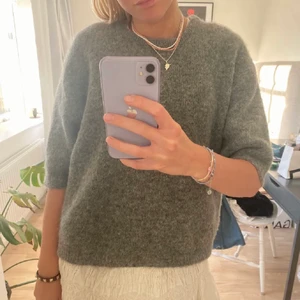 Svart stickad tröja - Säljer min så fina stickade tröja ifrån lindex, samma passform som på bilden fast i svart!🌟🌟 super trendig köpt för 500kr