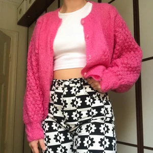 Söt rosa kofta i strl M - Jag säljer min fina rosa kofta i strl M 💕🌸 Den är i fint skick! Kolla in mina andra auktioner också.