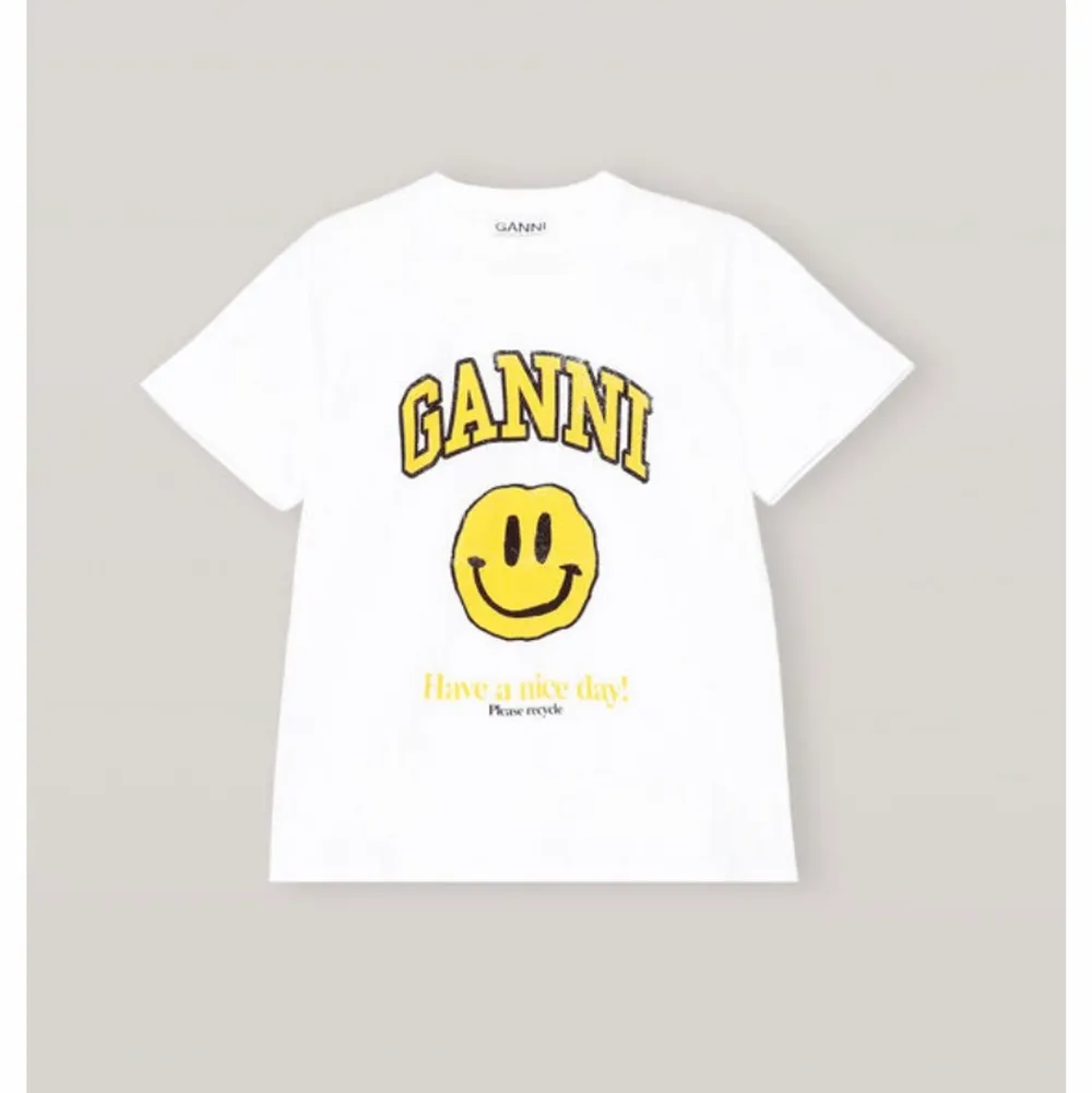 Säljer min as snygga Ganni tröja som är slutsåld överallt. Köpt för 845kr och använd sparsamt. Skriv för ev frågor eller fler bilder. Passar xs-s 🧚🏽‍♀️. T-shirts.