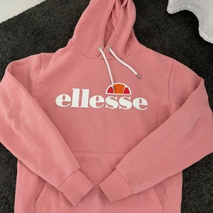 Ellesse hoodie - En super super fin rosa hoodie från Ellesse! Älskar den verkligen men tyvärr kommer den inte till användning, använd mycket men i bra kvalitet så det syns knappt. Färgen gör sig inte rättvis på bilderna! Den ser nästan grå ut på bilderna men det är den INTE!! Den är aprikosrosa i verkligen. Skriv om det finns fler frågor!🌸