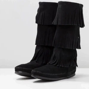 Minnetonka skor - Säljer mina boots/ stövlar! Köpta för 1500kr endast använda 1 gång, upptäckte att de var för små! Storlek 38.  1000kr! Den bruna färgen på 2a bilden🧸🧸 slutsålda överallt:)