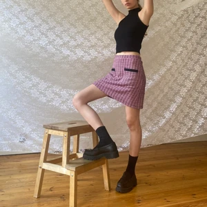 Svart topp - Svart linne med turtleneck. Ribbad. Använd 1 gång. NA-KD. Storlek XXS men stretchig så passar XXS-S. 