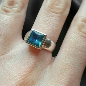 Ring silver med blå sten - Ring i 925-silver med en blå sten.💕 Skriv om du har frågor💕