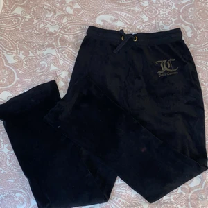 Juicy byxor  - Juicy byxor köpta från kidsbrandstore, storleken är 12/13 år men passar mig perfekt som har xxs i byxor och är 150 o passar nästan perfekt i längden, är inte 100 om jag vill sälja men kom me bud o förslag❤️