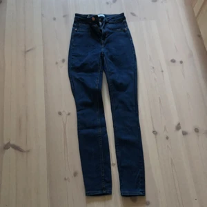 Jeans Gina Tricot modell Molly strl S - Jeans från Gina Tricot modell Molly strl S